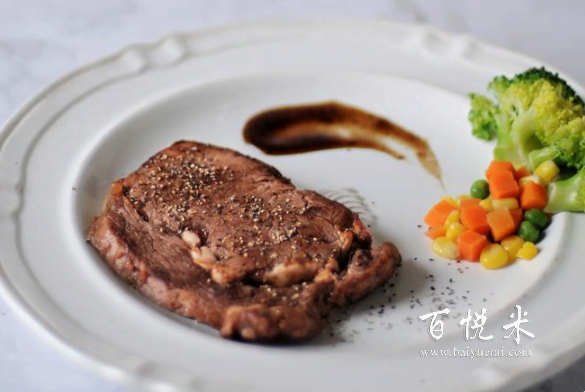 想讓牛排夠嫩又不太生？教你煎出完美牛排，肉質(zhì)緊實(shí)、鮮嫩多汁